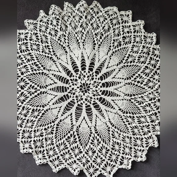 VINTAGE HAND CROCHET PINEAPPLE CENTERPIECE OR ACCENT - Picture 2 of 6